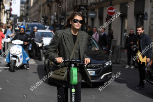 kaia-gerber-out-and-about-paris-fashion-week-france-shutterstock-editorial-10430731n.thumb.jpg.64124b906e97ac01e0337b91c62f0987.jpg