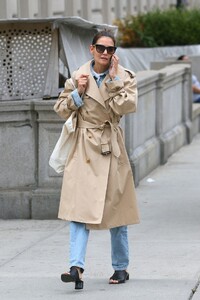 katie-holmes-out-in-nyc-09-16-2019-3.jpg