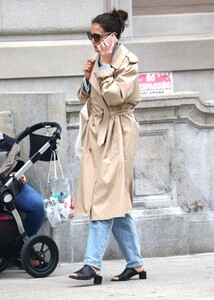 katie-holmes-out-in-nyc-09-16-2019-6.jpg