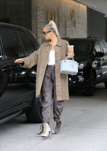 khloe-kardashian-out-for-lunch-in-los-angeles-09-26-2019-0.jpg