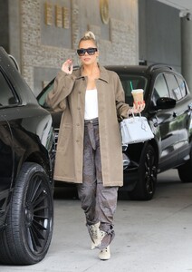 khloe-kardashian-out-for-lunch-in-los-angeles-09-26-2019-1.jpg