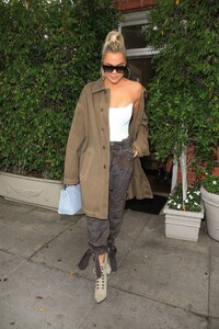 khloe-kardashian-out-for-lunch-in-los-angeles-09-26-2019-7.jpg