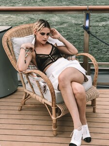 kristen-stewart-paris-match-09-25-2019-2.thumb.jpg.12f50f99df1048f8bd09760ed9c2a655.jpg