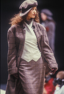 krizia-fw-1989-2.thumb.jpg.541c8a6eb6ce466b68de15546d5c121f.jpg