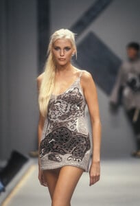 krizia-fw-1994-1.thumb.jpg.e8f3c068e7d93d2a3027ec2081f2dfdb.jpg