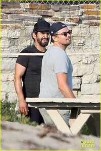leonardo-dicaprio-beach-volleyball-camila-morrone-friends-07.jpg