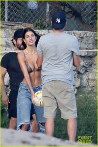 leonardo-dicaprio-beach-volleyball-camila-morrone-friends-08.jpg