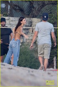 leonardo-dicaprio-beach-volleyball-camila-morrone-friends-11.jpg
