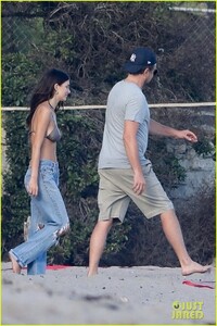 leonardo-dicaprio-beach-volleyball-camila-morrone-friends-12.jpg