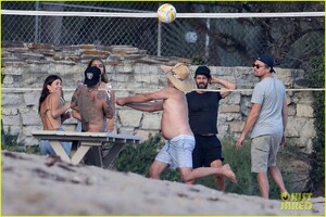 leonardo-dicaprio-beach-volleyball-camila-morrone-friends-13.jpg