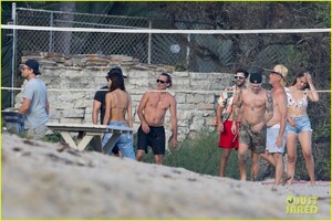 leonardo-dicaprio-beach-volleyball-camila-morrone-friends-14.jpg