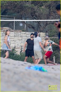 leonardo-dicaprio-beach-volleyball-camila-morrone-friends-25.jpg