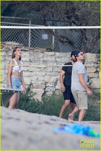 leonardo-dicaprio-beach-volleyball-camila-morrone-friends-26.jpg