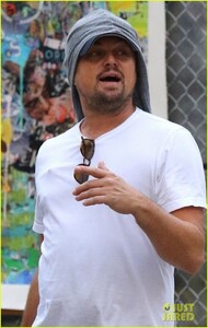 leonardo-dicaprio-spends-the-day-checking-out-street-art-nyc-02.jpg