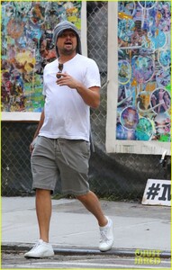 leonardo-dicaprio-spends-the-day-checking-out-street-art-nyc-05.jpg
