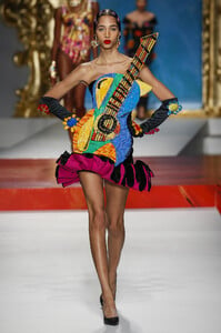 moschino-rtw-spring-2020-milan-ar-036.thumb.jpg.29f4a86e0d8e036b85cf6f76791664fe.jpg