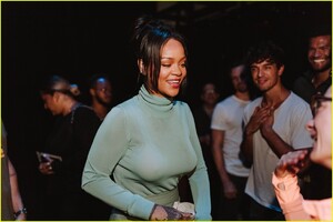 rihanna-sees-slave-play-new-york-city-02.jpg