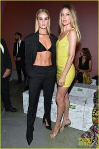 rosie-huntington-whiteley-doutzen-kroes-versace-show-05.jpg