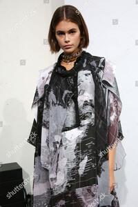 sacai-show-backstage-spring-summer-2020-paris-fashion-week-france-shutterstock-editorial-10430526b.thumb.jpg.936c2693e412713ce2566452db258375.jpg