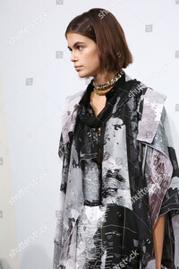 sacai-show-backstage-spring-summer-2020-paris-fashion-week-france-shutterstock-editorial-10430526h.thumb.jpg.f88da0f84bc10e013ff55d73adf3f69c.jpg