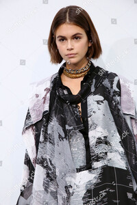 sacai-show-backstage-spring-summer-2020-paris-fashion-week-france-shutterstock-editorial-10430526j.thumb.jpg.49e6c7de826fa69b966414cda4ec5c75.jpg