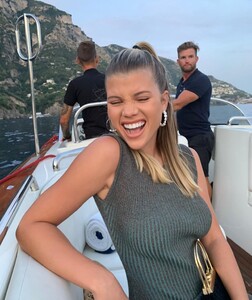 sofia-richie-social-media-09-02-2019-6.jpg