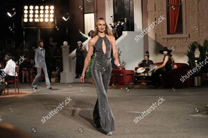 tommy-hilfiger-show-runway-spring-summer-2020-new-york-fashion-week-usa-shutterstock-editorial-10404980y.jpg
