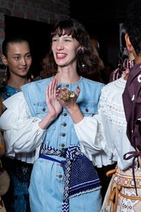 ulla-johnson-bks-g-rs20-0512.thumb.jpg.014a6622096e996626b324aa775e80bf.jpg