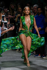 versace-ss-2020-1.thumb.jpg.d2d48e04c5fe50d4fb0cf23350728619.jpg