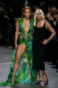 versace-ss-2020-11.thumb.jpg.47c233d7fb25c2d67eaaf7f9a28defed.jpg