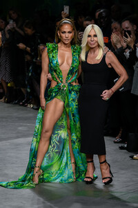 versace-ss-2020-12.thumb.jpg.15283ea4271dac86300b36e6a946c7a4.jpg