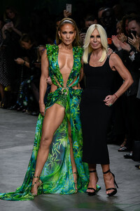 versace-ss-2020-13.thumb.jpg.d31220ce8bc2dd93b04a60f8e2f3bec4.jpg