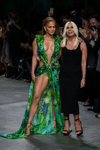 versace-ss-2020-14.thumb.jpg.13d9a9f10ba4efbbbc822a3e496027da.jpg