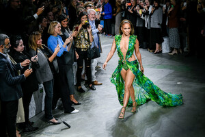 versace-ss-2020-15.thumb.jpg.d3290e01bc66de4b29507bf1f5d9f295.jpg