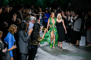 versace-ss-2020-17.thumb.jpg.01c7be7749b98d803ee6b7a7220849ea.jpg