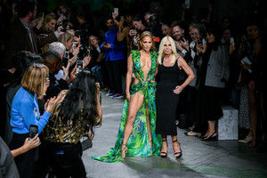 versace-ss-2020-18.thumb.jpg.c7a3f5038d94380ba10a3ffef18180a7.jpg