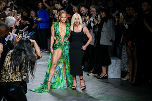 versace-ss-2020-19.thumb.jpg.c75e68daabbac942b2af693e514a1feb.jpg