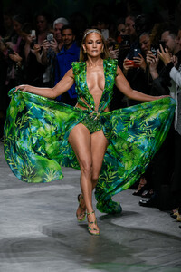 versace-ss-2020-2.thumb.jpg.b5267b119d729a86ea0939e749f726e4.jpg