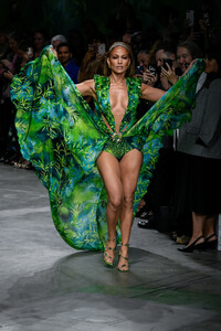 versace-ss-2020-3.thumb.jpg.5e9b5c28e1e2807545a7f2cdde8c16cf.jpg