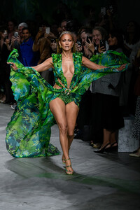 versace-ss-2020-4.thumb.jpg.31d47f5333d1464403f854d615ea20a8.jpg