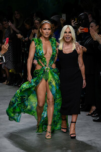 versace-ss-2020-8.thumb.jpg.f6fa281b4e1bbe00ffcfe5b0dff15655.jpg