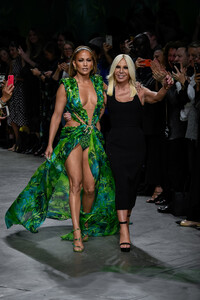 versace-ss-2020-9.thumb.jpg.b746a64c746b63553a3c6445d2c6f0a9.jpg