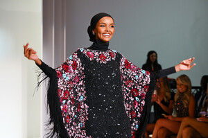 1034956958_SherriHillNYFWSpring2020CiprianiSjLG_VpVdSnx.thumb.jpg.7f397f589531dc3a07b955079aa770f3.jpg