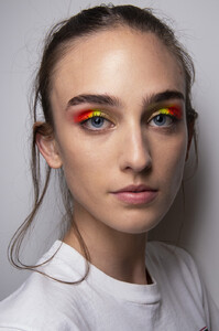 1040589625_NicoleMillerSpring2020Backstagexl8-9c0Jn77x.thumb.jpg.12f7174846be4a334d4c3cf0d02d086e.jpg