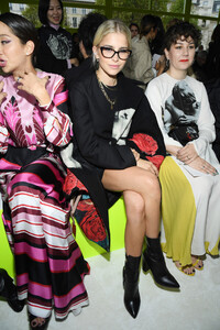 1042335725_CarolineDaurValentinoFrontRowParisFashionvrDKqn4LqJWx.thumb.jpg.e26839dfd1ff5225eae7e62784de69e8.jpg