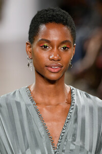 1045427557_NicoleMillerRunwaySeptember2019NewYorkGFNAh1UmLK-x.thumb.jpg.42788c5727fb8c1fb4ef35d645fa43a8.jpg
