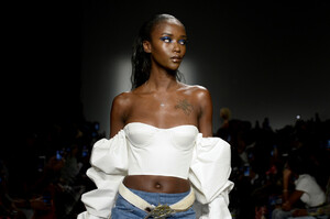 1051238178_LaquanSmithRunwaySeptember2019NewYorkXf_Fp86XeRix.thumb.jpg.49ed4504a83d465cb0d425db15d27bae.jpg