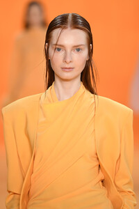 1052282110_SallyLaPointeRunwaySeptember2019NewYorkoWO6LdlKAaox.thumb.jpg.807bac42b9603aa808af074093c896ae.jpg