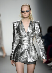 1062664859_LaquanSmithRunwaySeptember2019NewYork7O_Wbqep6zZx.thumb.jpg.20262e77a83fac68c507b1c84b9280c5.jpg