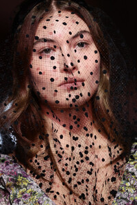 1064123123_RunwayGiambattistaValliLovesHLsKT6fSAf9Wx.thumb.jpg.387b0013b70c6dde4404a25c00f4108b.jpg